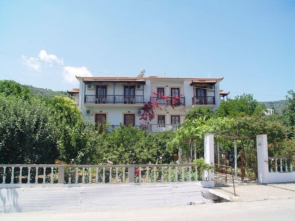 Guesthouse Christos Skopelos stad Exteriör bild
